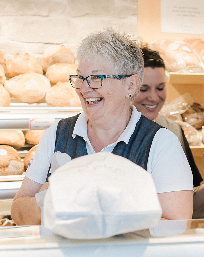Unsere Claudia hinter der Theke – ganz nah beim Kunden