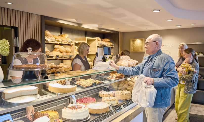 Buntes Treiben im Verkaufsraum